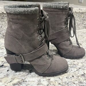 Shoe Dazzle Gray Lace Up Boots with Chunky Heel size 7.5 pre owned